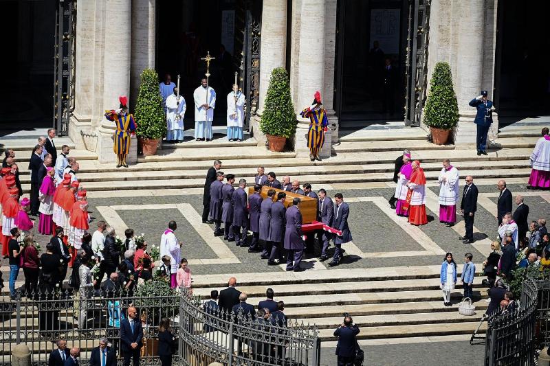 Foule rassemblée sur le parvis de Notre-Dame lors d'un événement historique majeur, montrant l'importance du lieu comme point de rassemblement